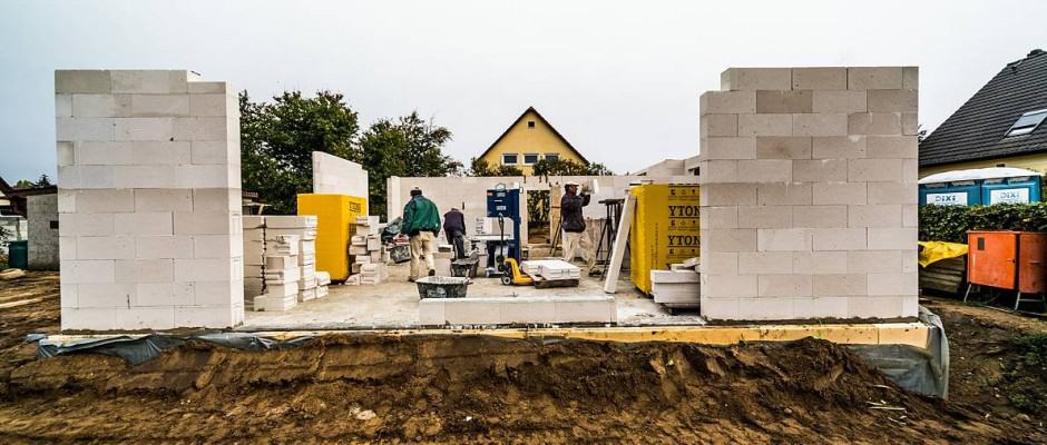 Zahlung nach Baufortschritt: Bauherren sollten nur bezahlen, was der Bauunternehmer bereits geliefert hat, und möglichst nicht in Vorleistung gehen. Foto: djd/Bauherren-Schutzbund