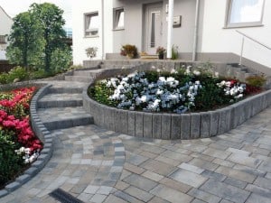 Eleganter Auftritt: Bei der harmonischen Gestaltung von Auffahrten und Blumenbeeten kann der Gartenbesitzer eigene Ideen verwirklichen. Foto: djd/KLB Klimaleichtblock