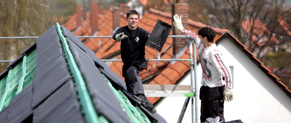 Auch wenn Hausbesitzer eine Dachsanierung planen, kommen sie an der neuen Energieeinsparverordnung (EnEV 2014) nicht vorbei. Sie gibt den gesetzlichen Rahmen für energetische Sanierungen vor Foto: Dachziegelwerke Nelskamp GmbH