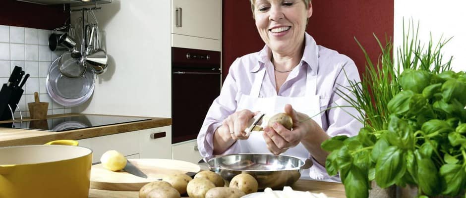 Kartoffeln und Spargel schält man am besten schonend mit einem Sparschäler. Foto: djd/www.qs-live.de Kartoffeln und Spargel schält man am besten schonend mit einem Sparschäler. Foto: djd/www.qs-live.de