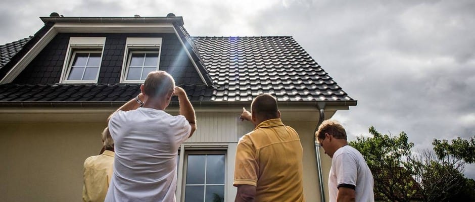 Im Internet lassen sich Adressen von Musterhäusern und Häusern von Referenzkunden sowie Termine von Baustellenbesichtigungen recherchieren. Foto: djd/Bauherren-Schutzbund