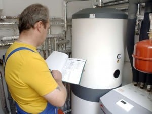 Je genauer die Heizungs- und Warmwassertechnik in der Bau- und Leistungsbeschreibung definiert ist, desto eher kann sich der Bauherr auf niedrige Heizkosten verlassen. Foto: djd/Bauherren-Schutzbund