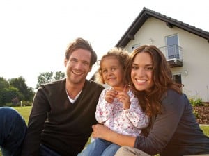 Die richtige Größe und die Bauqualität sind die entscheidenden Kriterien für die Zufriedenheit von Bauherrenfamilien mit dem eigenen Haus. Foto: djd/Fingerhaus