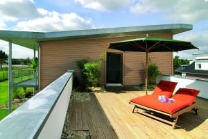 Willkommen auf dem Promenadendeck: Diese Dachterrasse ist in der FertighausWelt Hannover zu besichtigen. (Bild: SchwörerHaus)