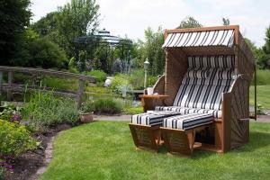 Macht sich gut im Garten: Ein Strandkorb ist wetterfest. Foto: djd/dekoVries