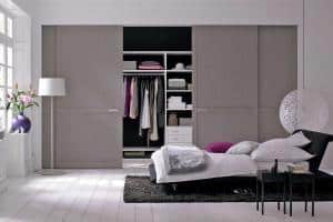 Stauraum hat man nie genug: Funktionale und ergonomisch sinnvoll gestaltete Schrankeinbauten sind im Schlafzimmer besonders gefragt. Foto: djd/TopaTeam/Raumplus