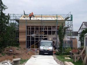 Holzanbauten haben eine kurze Bauzeit und lassen sich auch sehr gut mit einem bestehenden Steinhaus verbinden. Foto: djd/Fördergesellschaft Holzbau und Ausbau