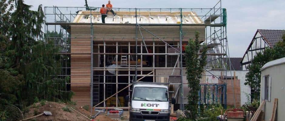 Holzanbauten haben eine kurze Bauzeit und lassen sich auch sehr gut mit einem bestehenden Steinhaus verbinden. Foto: djd/Fördergesellschaft Holzbau und Ausbau