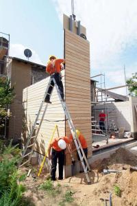 Mit vorgefertigten Bauteilen aus dem Zimmereifachbetrieb steht ein Holzanbau meist in wenigen Tagen. Foto: djd/Fördergesellschaft Holzbau und Ausbau