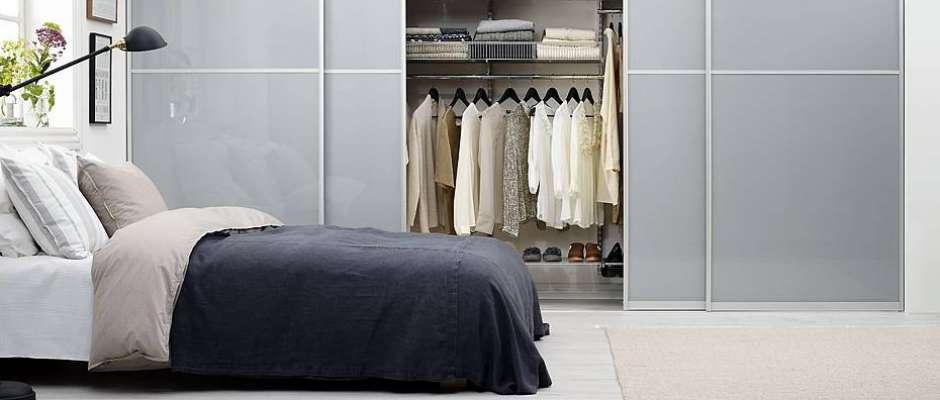 Schiebetüren für den Kleiderschrank können auch unter Dachschrägen eingezogen werden. Foto: djd/www.elfa.com Schiebetüren für den Kleiderschrank können auch unter Dachschrägen eingezogen werden. Foto: djd/www.elfa.com