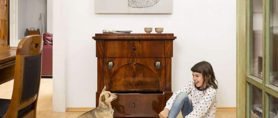 Den Härten des Familienlebens problemlos gewachsen: Diese zierliche Kommode (Berlin, um 1810) ist nicht nur zeitlos schön, das Möbelstück aus Mahagoni hält auch garantiert was aus. Foto: djd/www.britsch.com Den Härten des Familienlebens problemlos gewachsen: Diese zierliche Kommode (Berlin, um 1810) ist nicht nur zeitlos schön, das Möbelstück aus Mahagoni hält auch garantiert was aus. Foto: djd/www.britsch.com