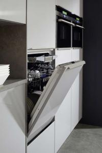 Die moderne Spülmaschine ist energieeffizient, super leise und körpergerecht in die moderne Küche eingebaut. (Foto: AMK)