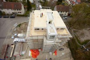 Holzbauelemente sind leicht und stabil, also eigentlich ideal für mehrgeschossige Häuser. (Bild: WeberHaus)