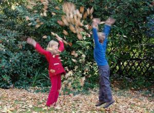 Foto: BdB. - Gartenarbeiten mit Kindern gehen zwar nicht immer schneller, machen aber mehr Spaß.