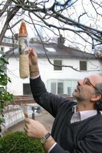 Foto: GPP. - Zusätzlich zu fest installierten Futterhäuschen ist es eine schnelle und einfache Variante, genetzte Produkte wie Gourmetknödel und Futterschmäuse an Äste von Bäumen und Sträuchern zu hängen.