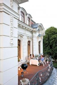 Auch für den Balkon sind die robusten Dielen geeignet: Sie halten Wind und Wetter stand und benötigen nur wenig Pflege. Foto: djd/www.megawood.com