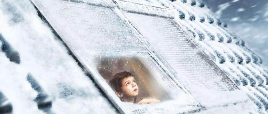 An frostigen Wintertagen können geschlossene Rollläden an den Dachfenstern die Wärmedämmung verbessern. Foto: djd/VELUX