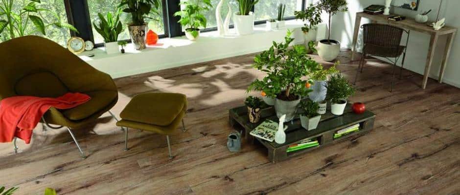 Rustikal-trendiges Laminat im Landhausdielen-Format: Hier kann man Poren, Risse und Astlöcher deutlich spüren. Foto: MeisterWerke/akz-o Rustikal-trendiges Laminat im Landhausdielen-Format: Hier kann man Poren, Risse und Astlöcher deutlich spüren. Foto: MeisterWerke/akz-o