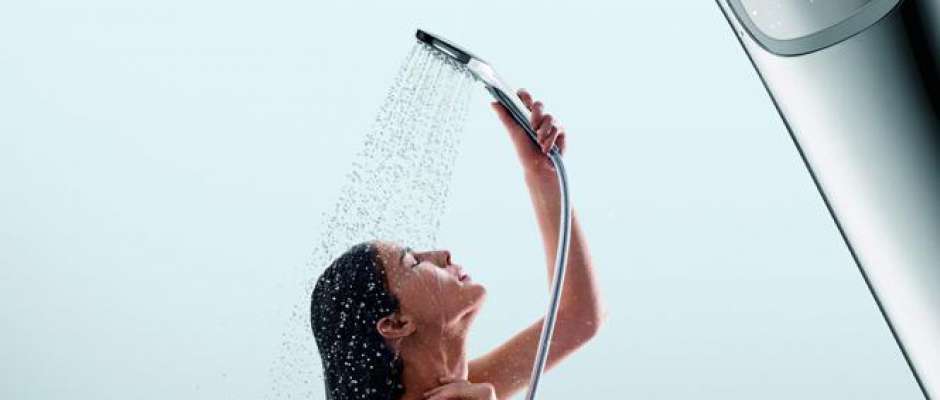 Unter der Dusche die Freizeit planen Foto: Hansgrohe SE/akz-o