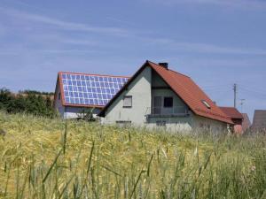 Trotz sinkender Einspeisevergütungen lohnen sich Photovoltaikanlagen, wenn Hausbesitzer den selbst erzeugten Strom vermehrt selbst nutzen. Foto: djd/Bauherren-Schutzbund e.V.