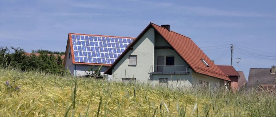Trotz sinkender Einspeisevergütungen lohnen sich Photovoltaikanlagen, wenn Hausbesitzer den selbst erzeugten Strom vermehrt selbst nutzen. Foto: djd/Bauherren-Schutzbund e.V.