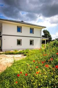 Bei der Plaung einer Photovoltaikanlage auf dem Haus müssen die geografische Lage des Hauses, mögliche Verschattungen und weitere Faktoren beachtet werden. Foto: djd/Bauherren-Schutzbund