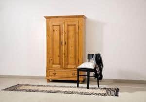 Ein dekorativer Klassiker: Weißzeugschrank (um 1880). Foto: djd/britsch.com