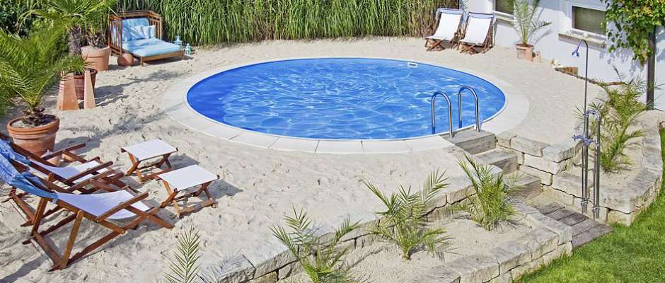 Ein Pool ist eine Bereicherung für jeden Garten. Bei der Planung allerdings sind unzählige Details zu beachten - ohne Unterstützung durch erfahrene Profis geht dies nicht. Foto: djd/Bundesverband Schwimmbad & Wellness e.V.