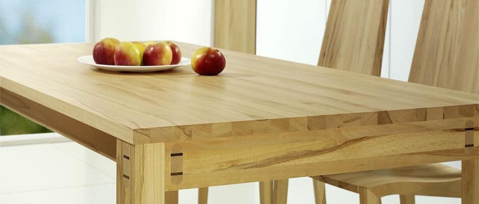 Natürlichkeit ist Trumpf beim Möbelbau mit Holz: Vor allem hochwertige und exklusive Materialien aus aller Welt liegen im Trend. Foto: djd/TopaTeam/Holzschmiede Natürlichkeit ist Trumpf beim Möbelbau mit Holz: Vor allem hochwertige und exklusive Materialien aus aller Welt liegen im Trend. Foto: djd/TopaTeam/Holzschmiede