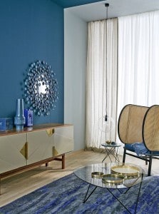 Die Trendfarbe Dunkelblau passt sehr gut zum aktuell angesagten Retro-Stil im Möbeldesign. Foto: djd/Schöner Wohnen-Farbe