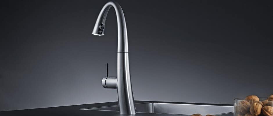 Eine perfekte Edelstahl-Optik in der Küche bietet diese Armatur. Eingesetzt werden innovative Beschichtungsverfahren, um die Oberfläche optisch und funktional zu veredeln. Foto: djd/KWC Eine perfekte Edelstahl-Optik in der Küche bietet diese Armatur. Eingesetzt werden innovative Beschichtungsverfahren, um die Oberfläche optisch und funktional zu veredeln. Foto: djd/KWC