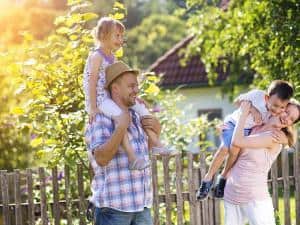 So schön kann das Leben auf dem Lande sein: Die Immobilienpreise sind in solchen Regionen deutlich niedriger als in den städtischen Ballungsgebieten. Foto: djd/BVR/thx