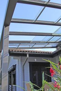 Die Elemente des Glasdachs lassen sich einzeln nach Bedarf bewegen. Foto: djd/JOKA-SYSTEM GmbH