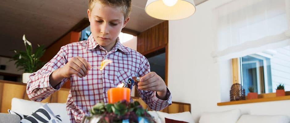 Echte Kerzen sind stimmungsvoll, aber auch gefährlich. Häufig sind sie die Ursache für Brände in der Weihnachtszeit. Foto: djd/ABUS