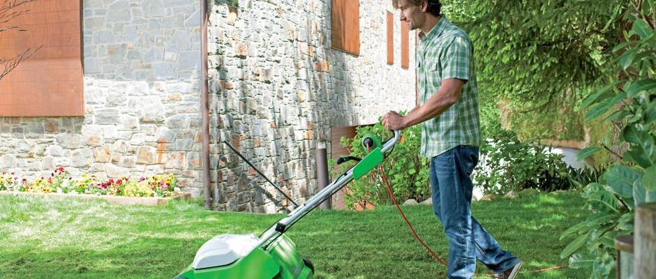 Bei der Frühjahrspflege für den Rasen kommt es auf die richtige Reihenfolge und das Timing an: Erst sollte das Grün gedüngt und ein- bis zweimal geschnitten werden, bevor bei milden Temperaturen der Arbeitsgang mit dem Vertikutierer folgt. Foto: djd/Viking