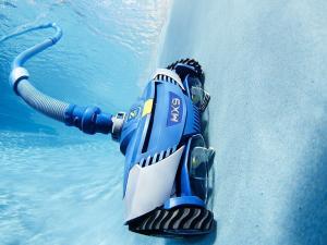 Während automatische oder halbautomatische Poolroboter ihren Reinigungsjob im Schwimmbecken erledigen, kann der Poolbesitzer sich angenehmeren Tätigkeiten widmen. Foto: djd/Zodiac