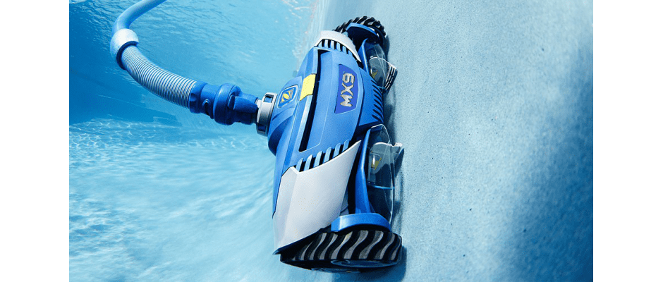Während automatische oder halbautomatische Poolroboter ihren Reinigungsjob im Schwimmbecken erledigen, kann der Poolbesitzer sich angenehmeren Tätigkeiten widmen. Foto: djd/Zodiac Während automatische oder halbautomatische Poolroboter ihren Reinigungsjob im Schwimmbecken erledigen, kann der Poolbesitzer sich angenehmeren Tätigkeiten widmen. Foto: djd/Zodiac