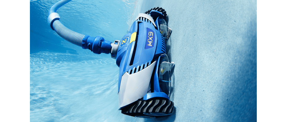 Während automatische oder halbautomatische Poolroboter ihren Reinigungsjob im Schwimmbecken erledigen, kann der Poolbesitzer sich angenehmeren Tätigkeiten widmen. Foto: djd/Zodiac