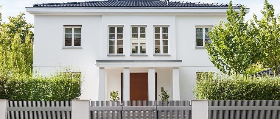 Nicht einfach nur eine Grundstücksbegrenzung - sondern ein echter Hingucker: Mit hochwertigen Materialien und einer individuellen Optik wird das Zaunmodell Nicht einfach nur eine Grundstücksbegrenzung - sondern ein echter Hingucker: Mit hochwertigen Materialien und einer individuellen Optik wird das Zaunmodell
