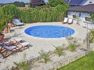 Viel Badespaß auf wenig Raum: Auch in kleineren Gärten lässt sich mit einer guten Planung ein attraktiver Pool verwirklichen. Foto: djd/Bundesverband Schwimmbad & Wellness e.V.