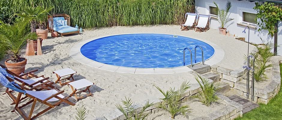 Viel Badespaß auf wenig Raum: Auch in kleineren Gärten lässt sich mit einer guten Planung ein attraktiver Pool verwirklichen. Foto: djd/Bundesverband Schwimmbad & Wellness e.V. Viel Badespaß auf wenig Raum: Auch in kleineren Gärten lässt sich mit einer guten Planung ein attraktiver Pool verwirklichen. Foto: djd/Bundesverband Schwimmbad & Wellness e.V.