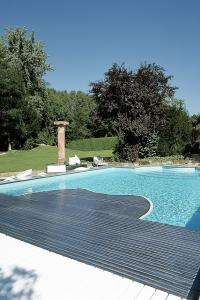 Moderne Energiespartechnik wie eine Wärmepumpe oder eine Poolabdeckung hält die Betriebskosten für den privaten Pool niedrig. Foto: djd/Bundesverband Schwimmbad & Wellness e.V.