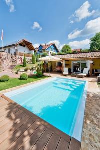 Mit zusätzlichen Extras wie etwa Massageanlagen wird der Pool zur privaten Wellness-Oase. Foto: djd/Bundesverband Schwimmbad & Wellness e.V.