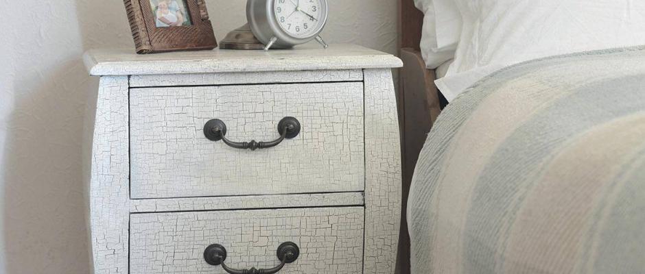Einzigartige Extravaganz: Der Crackle-Look ist mit seiner edlen Musterung ein Muss für kreative DIY-Liebhaber. Foto: Rust-Oleum Europe/akz-o Einzigartige Extravaganz: Der Crackle-Look ist mit seiner edlen Musterung ein Muss für kreative DIY-Liebhaber. Foto: Rust-Oleum Europe/akz-o