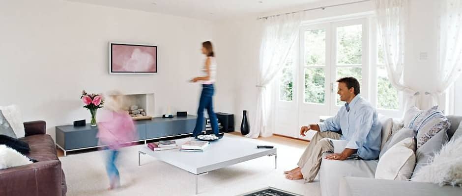 Die Installation einer Fußbodenheizung verbindet ein gesundes Raumklima mit angenehmer Strahlungswärme sowie geringeren Heizkosten. Foto: djd/Uponor GmbH Die Installation einer Fußbodenheizung verbindet ein gesundes Raumklima mit angenehmer Strahlungswärme sowie geringeren Heizkosten. Foto: djd/Uponor GmbH
