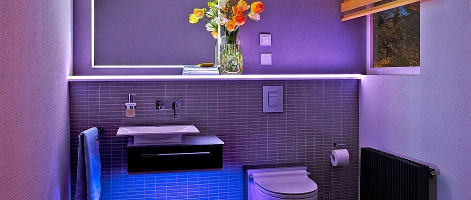 Mithilfe eines Bluetooth-Receivers lassen sich die farbigen LED-Module ganz bequem per App mit dem Smartphone oder Tablet steuern. Foto: djd/Schlüter-Systems Mithilfe eines Bluetooth-Receivers lassen sich die farbigen LED-Module ganz bequem per App mit dem Smartphone oder Tablet steuern. Foto: djd/Schlüter-Systems