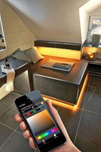 Mit moderner Lichtprofiltechnik lassen sich elegante Akzente mit hochwertiger LED-Beleuchtung setzen. Foto: djd/Schlüter-Systems