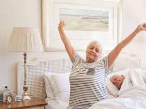 Ausgeruht und schmerzfrei aufwachen - das richtige Bett kann viel zu einem erholsamen Schlaf beitragen. Foto: djd/www.akva.com/mavoimages - stock.adobe.com