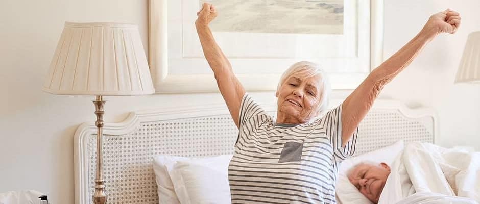 Ausgeruht und schmerzfrei aufwachen - das richtige Bett kann viel zu einem erholsamen Schlaf beitragen. Foto: djd/www.akva.com/mavoimages - stock.adobe.com