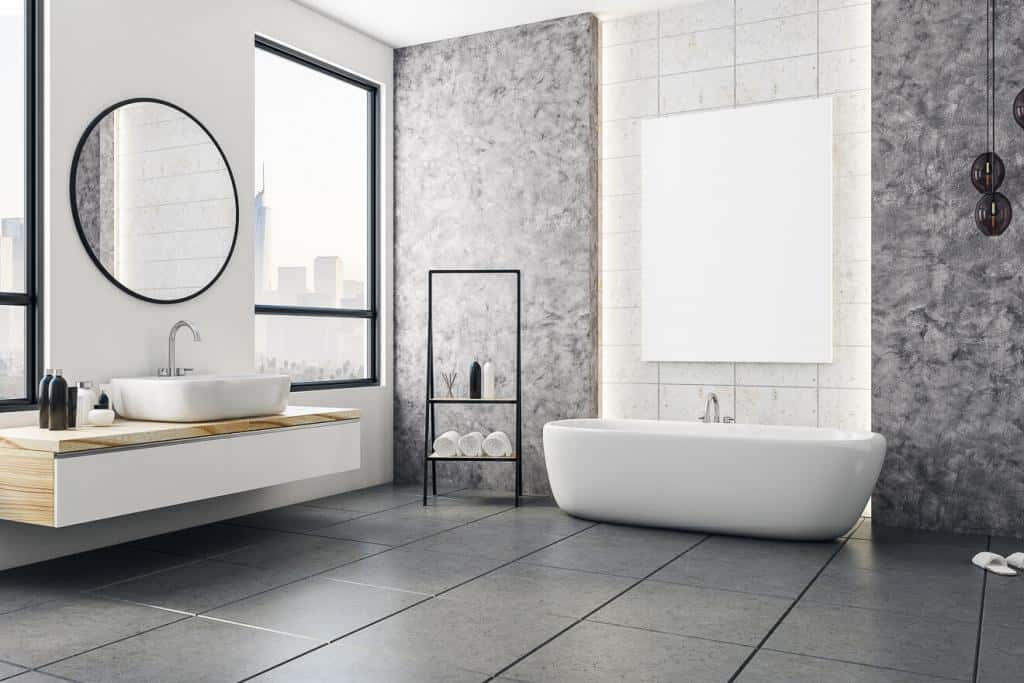 Badezimmer mit rundem Badspiegel